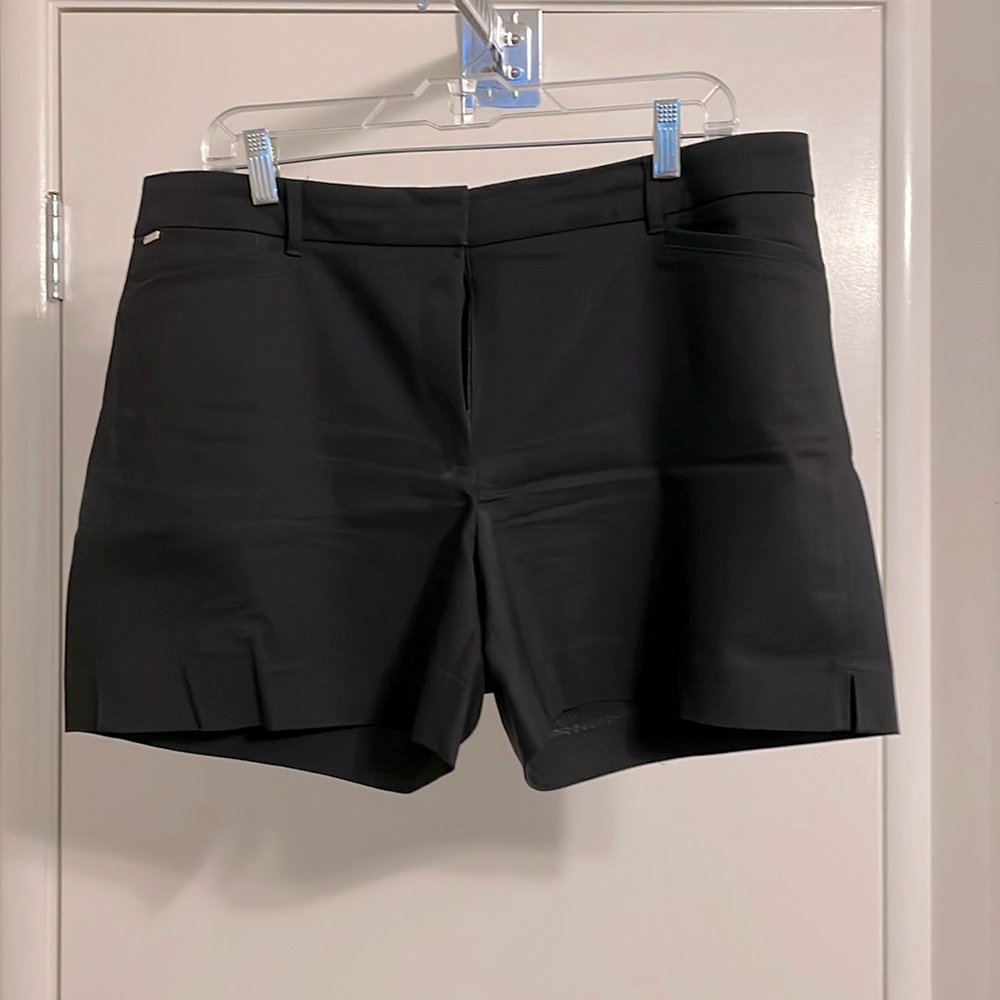 White House Black Market 5” stretch short